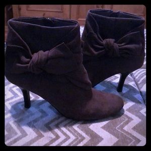 Gray Sz 10 Booties with bow detail